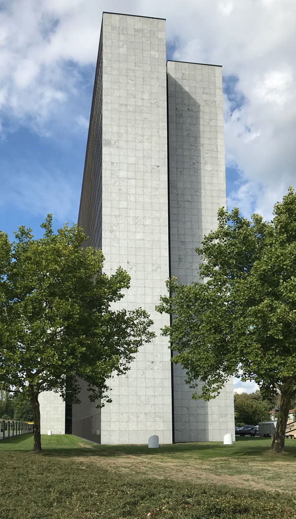 a-tour Architekturführungen in Hamburg Vattenfall verlässt das Arne Jacobsen Gebäude in der City Nord und zieht in die Hafencity
